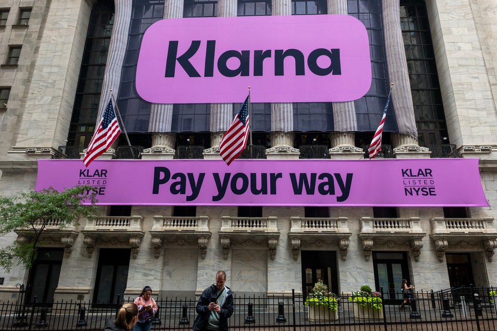 Biểu ngữ của công ty Thụy Điển Klarna được trưng bày tại Sở Giao dịch Chứng khoán New York, Thành phố New York, ngày 10/9/2025. Ảnh: AFP