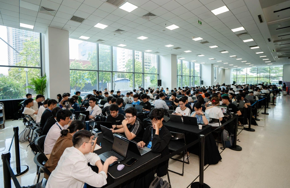 Các thí sinh VAIC 2026 phát triển giải pháp AI nhằm giải quyết những bài toán thực tiễn của doanh nghiệp. Ảnh: SHB