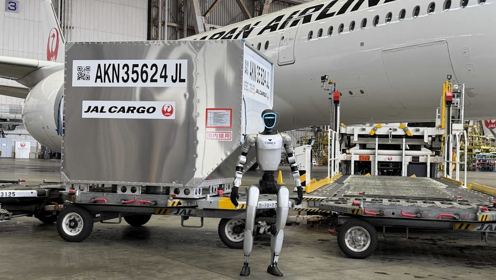 Một robot hình người Trung Quốc phục vụ tại sân bay ở Nhật Bản hồi tháng 5. Ảnh:Japan Airlines