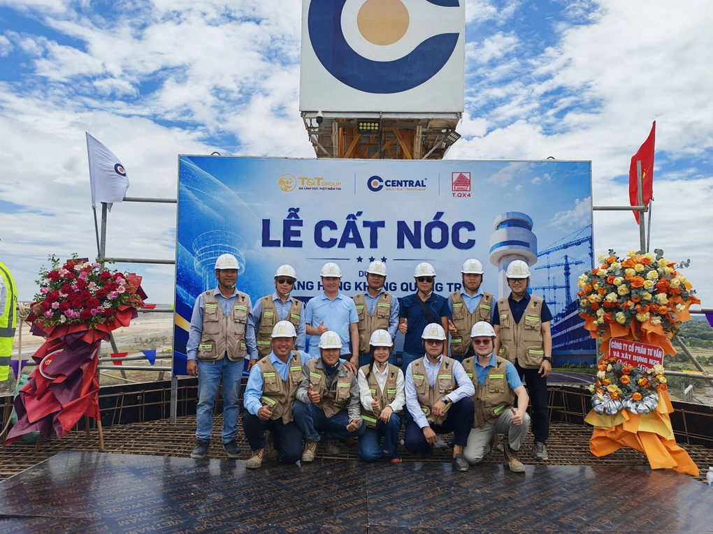 Lễ cất nóc đài kiểm soát không lưu tại dự án cảng hàng không Quảng Trị. Ảnh: T&T Group