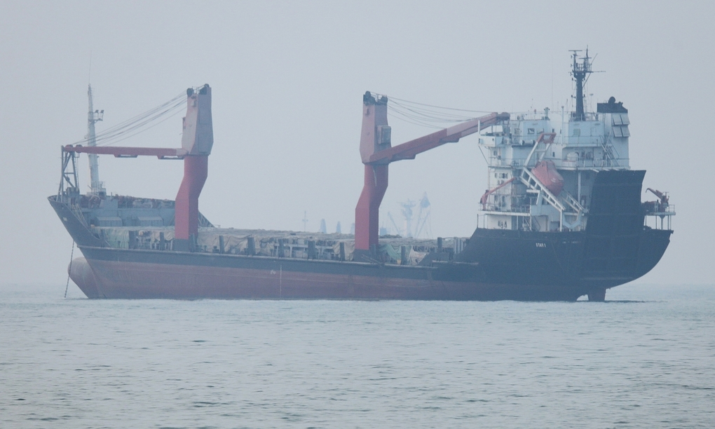 Tàu hàng neo đậu ở eo biển Hormuz ngoài khơi Bandar Abbas, Iran, ngày 30/6. Ảnh: AP
