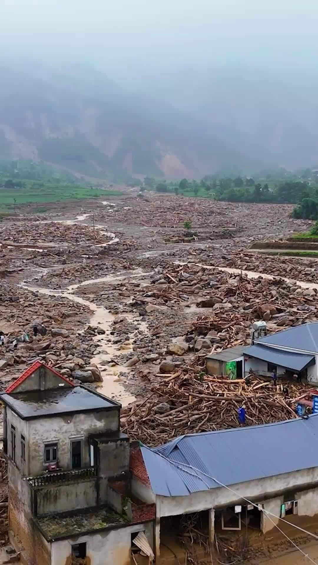 Mường Than ngổn ngang sau lũ quét. Video: Văn Phú