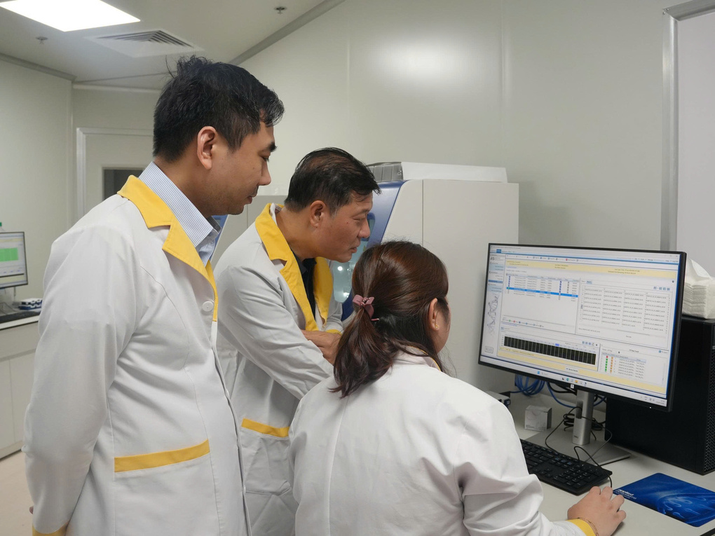 TS Võ Sỹ Nam (trái) và GS Vũ Hà Văn (giữa) kiểm tra kết quả giải mã gen tại phòng thí nghiệm. Ảnh: NVCC