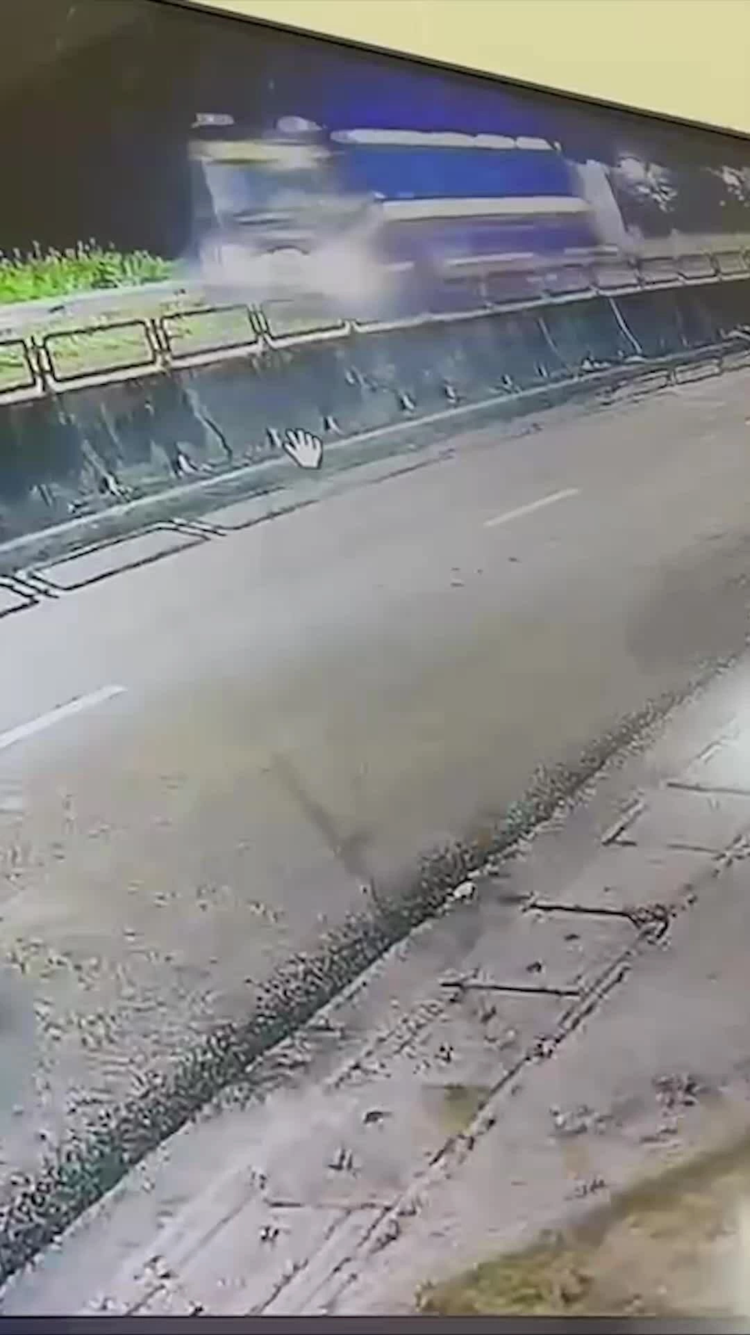 Camera ghi lại thời điểm ôtô tông vào hộ lan ven đường sau đó bốc cháy. Video: Minh Hoàng