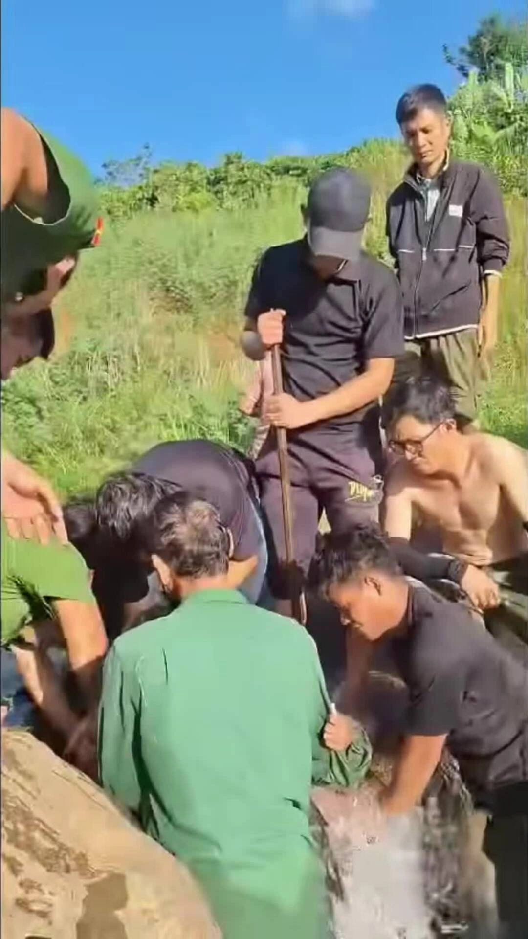 Cảnh sát dùng xà beng giải cứu bé gái. Video: Công an xã Đăk Mar