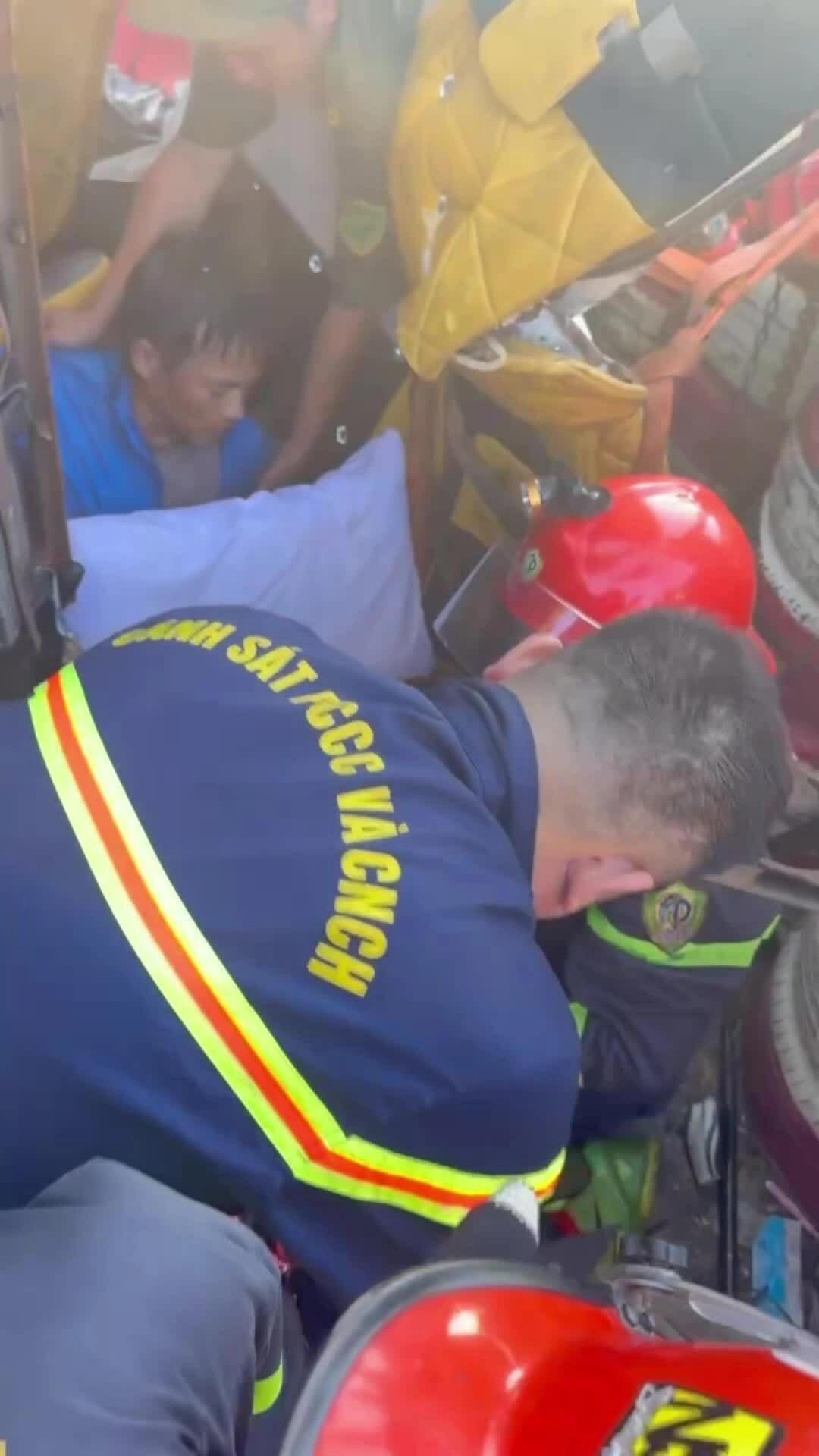 Cảnh sát dùng các thiết bị chuyên dụng đưa nạn nhân bị mắc kẹt ra ngoài. Video: Công an Khánh Hòa