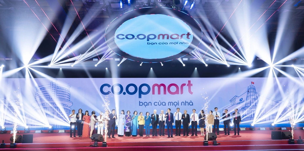 Các đồng chí nguyên lãnh đạo Đảng, Nhà nước, TP HCM qua các thời kỳ cùng lãnh đạo Saigon Co.op chúc mừng kỷ niệm 30 năm thành lập thương hiệu Co.opmart. Ảnh: Saigon Co.op