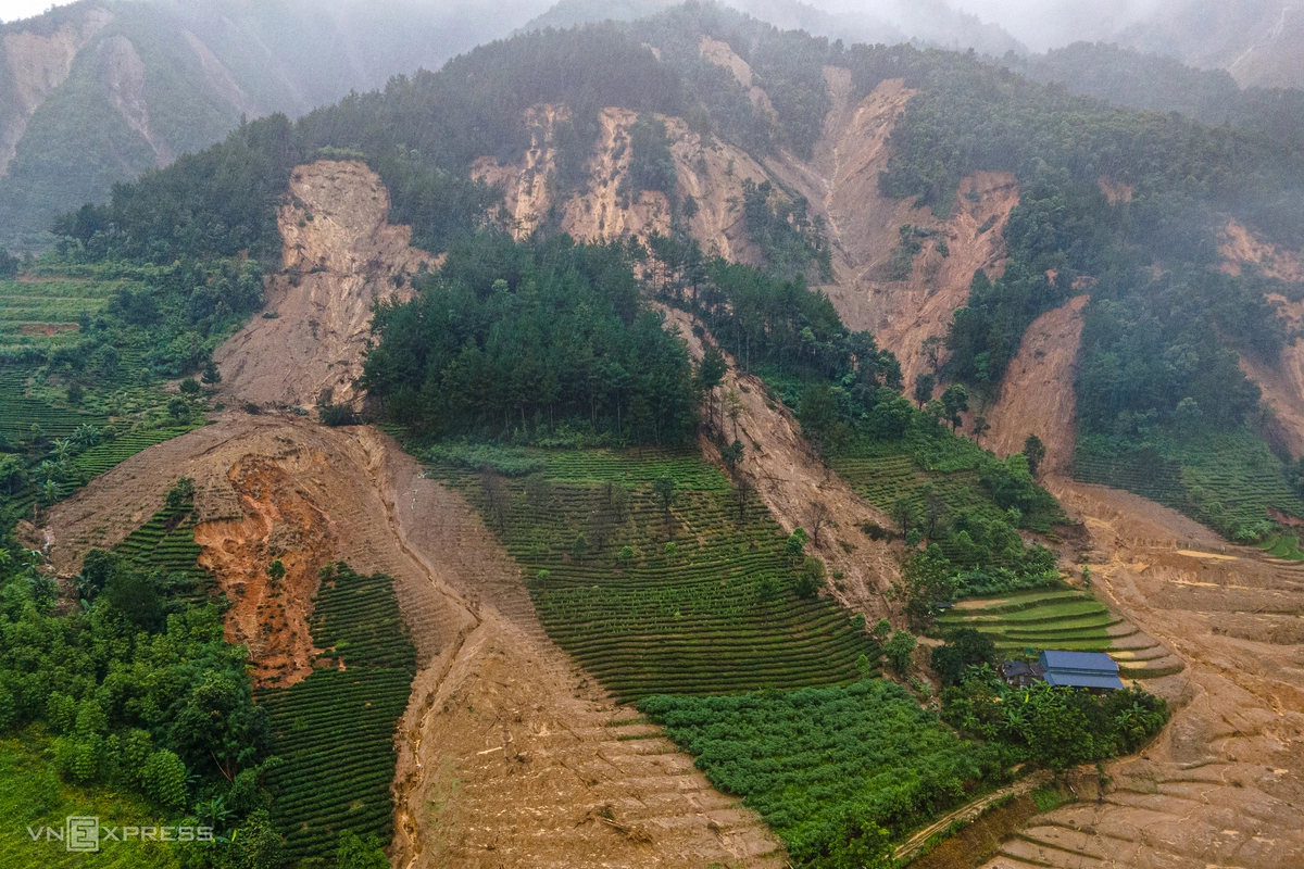 Khu vực khởi phát của trận lũ là dãy núi cao hơn 1.000 m thuộc dãy Hoàng Liên Sơn. Hàng trăm vết sạt lở dọc theo sườn núi hợp lại cùng nước mưa thành dòng lũ chảy xuống khu dân cư cách xa 1-3 km.