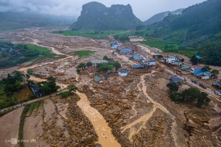 Bùn đất phủ kín thung lũng Mường Than