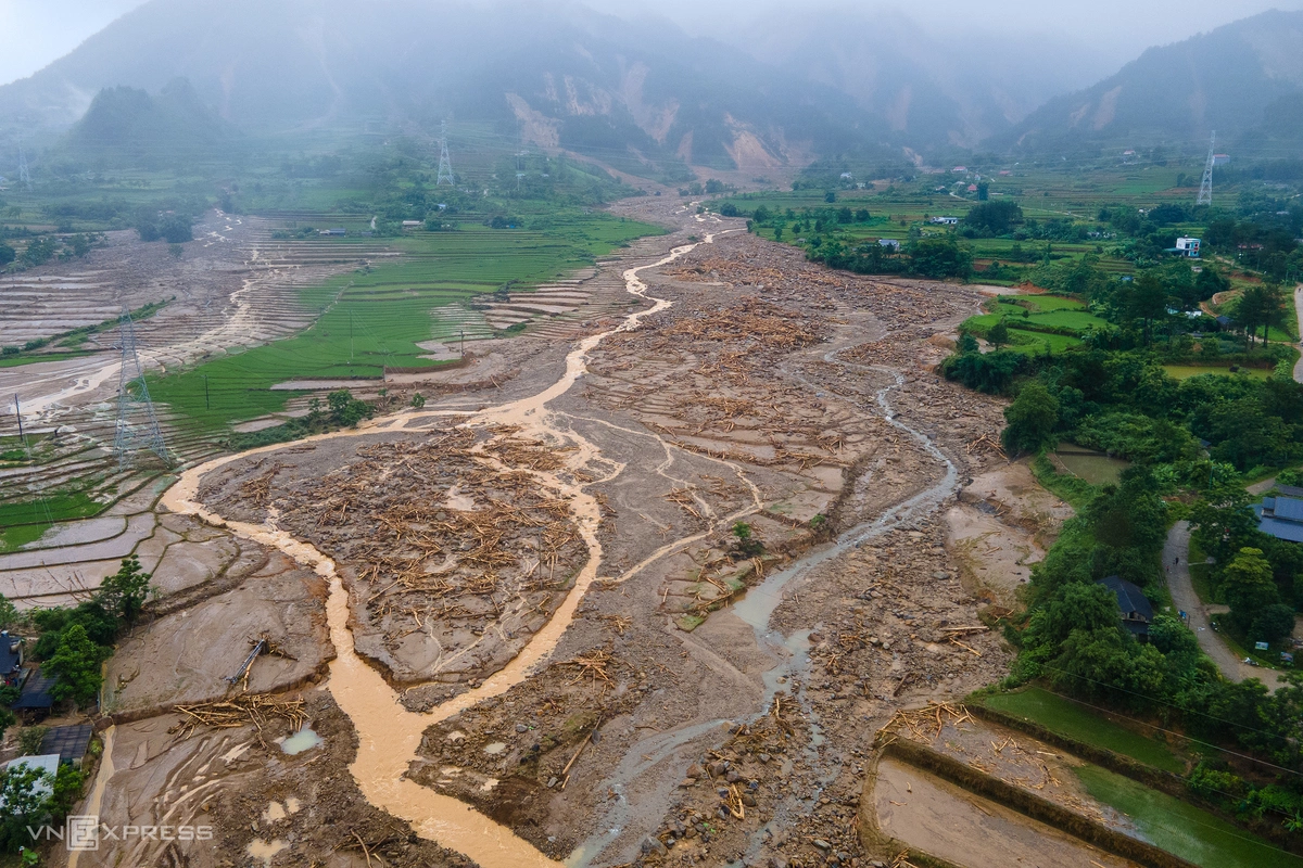 Khu vực khởi phát của trận lũ là dãy núi cao hơn 1.000 m thuộc dãy Hoàng Liên Sơn. Hàng trăm vết sạt lở dọc theo sườn núi hợp lại cùng nước mưa thành dòng lũ chảy xuống khu dân cư cách xa 1-3 km.