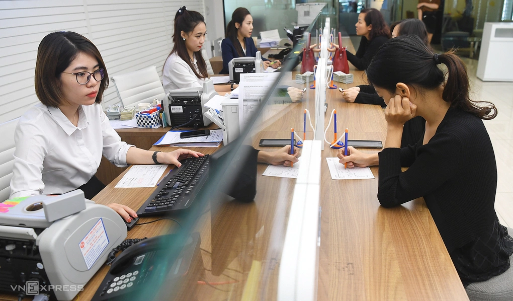 Khách hàng giao dịch tại quầy ngân hàng VIB. Ảnh: Giang Huy