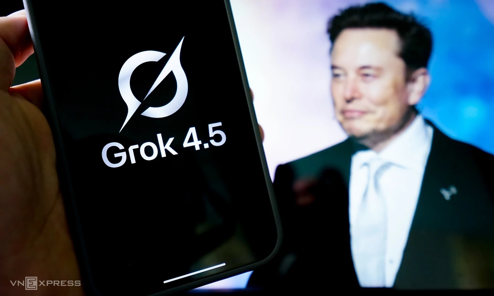 Logo Grok 4.5 hiển thị trên màn hình smartphone. Ảnh: Bảo Lâm