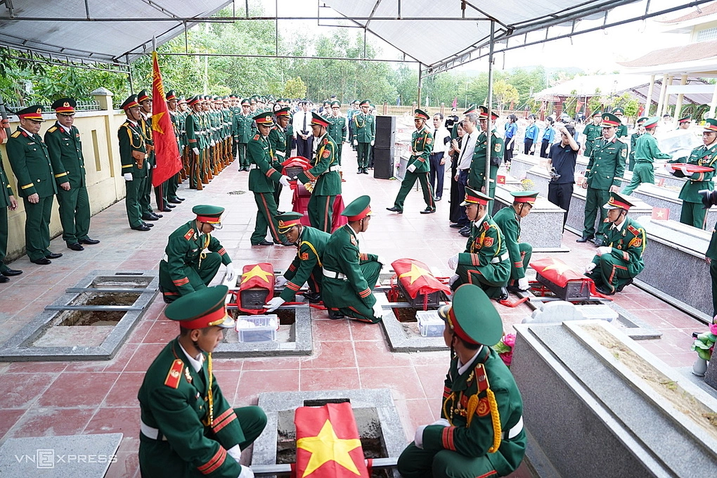 Lễ truy điệu 5 hài cốt liệt sĩ tại nghĩa trang Đại Đồng, chiều 14/7. Ảnh: Nguyễn Đông
