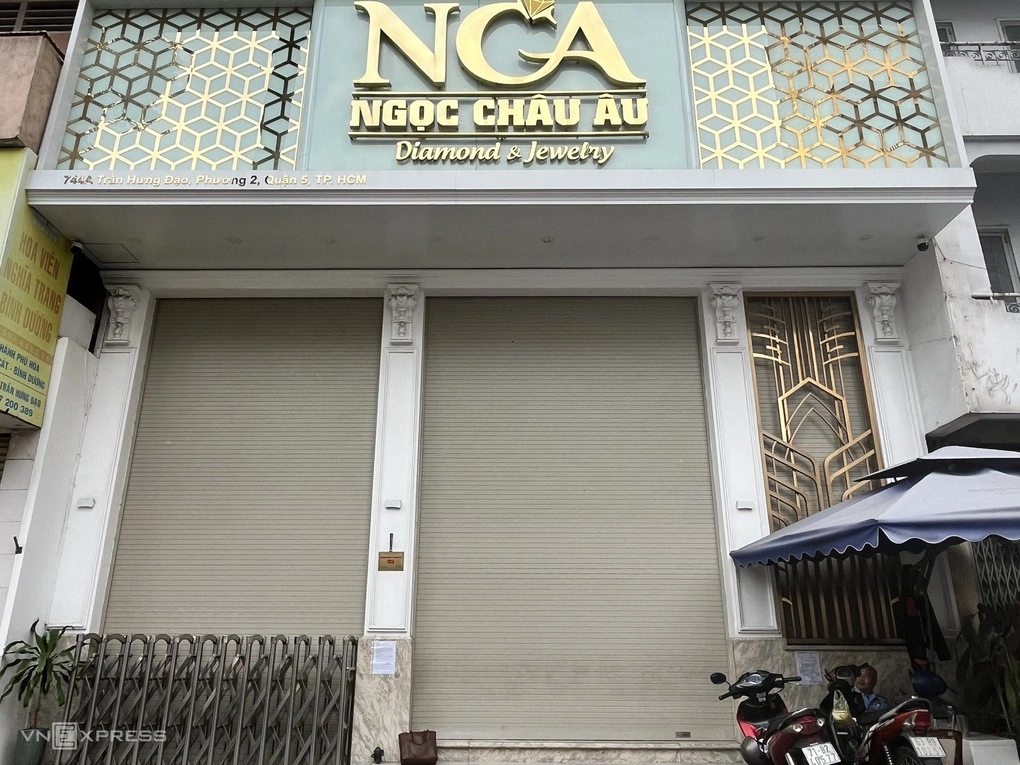 Một trong hai cửa hàng của Kim cương Ngọc Châu trên đường Trần Hưng Đạo (phường Chợ Quán) tạm đóng cửa ngày 14/7. Ảnh: Quỳnh Trang