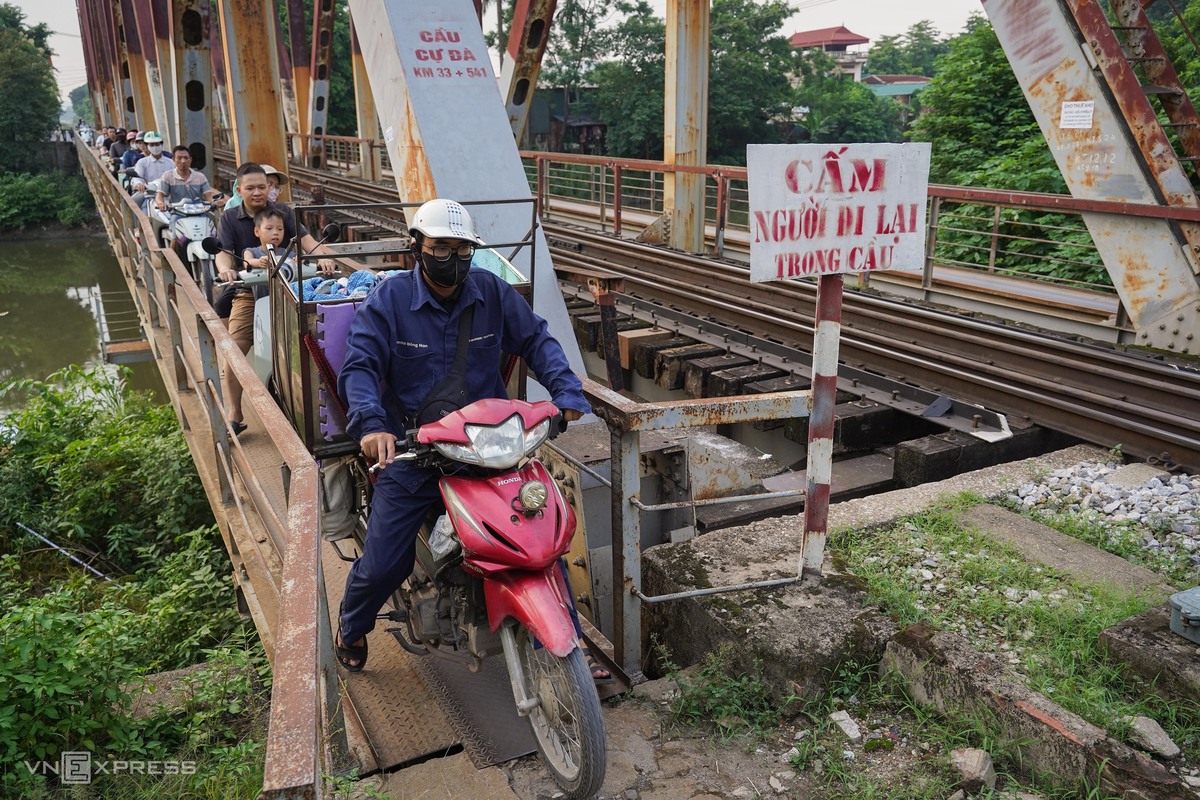 Đoạn sông Nhuệ qua xã Đại Thanh có nhiều điểm tập kết rác ven bờ, hạ tầng xuống cấp. Cầu sắt bắc qua sông phục vụ tuyến đường sắt đi các tỉnh phía Bắc, còn lối dành cho xe máy chỉ rộng khoảng 1,5 m, thường xuyên ùn tắc vào giờ cao điểm.