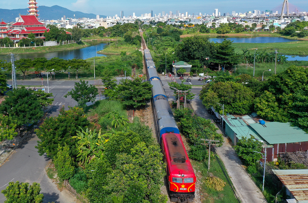Tàu khách chạy tại Đà Nẵng. Ảnh: Nguyễn Đông