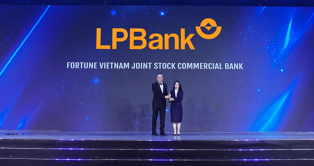 Bà Nguyễn Hồng Nhung, Thành viên Ban điều hành LPBank, đại diện nhận giải thưởng. Ảnh: LPBank