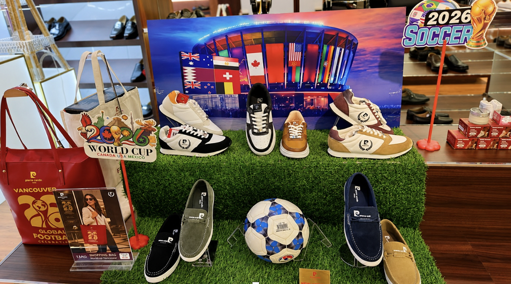 Bộ sưu tập giày World Cup’s Vancouver đa sắc màu tại cửa hàng Pierre Cardin Shoes tại Việt Nam. Ảnh: Thi Hà