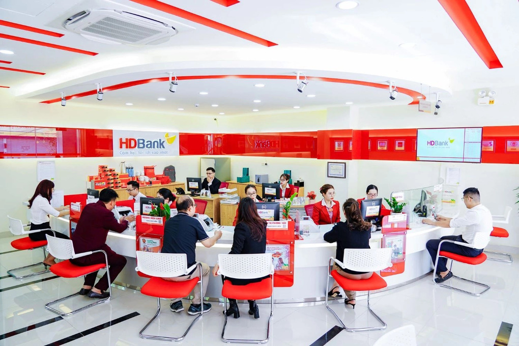 Khách hàng giao dịch tại ngân hàng. Ảnh: HDBank