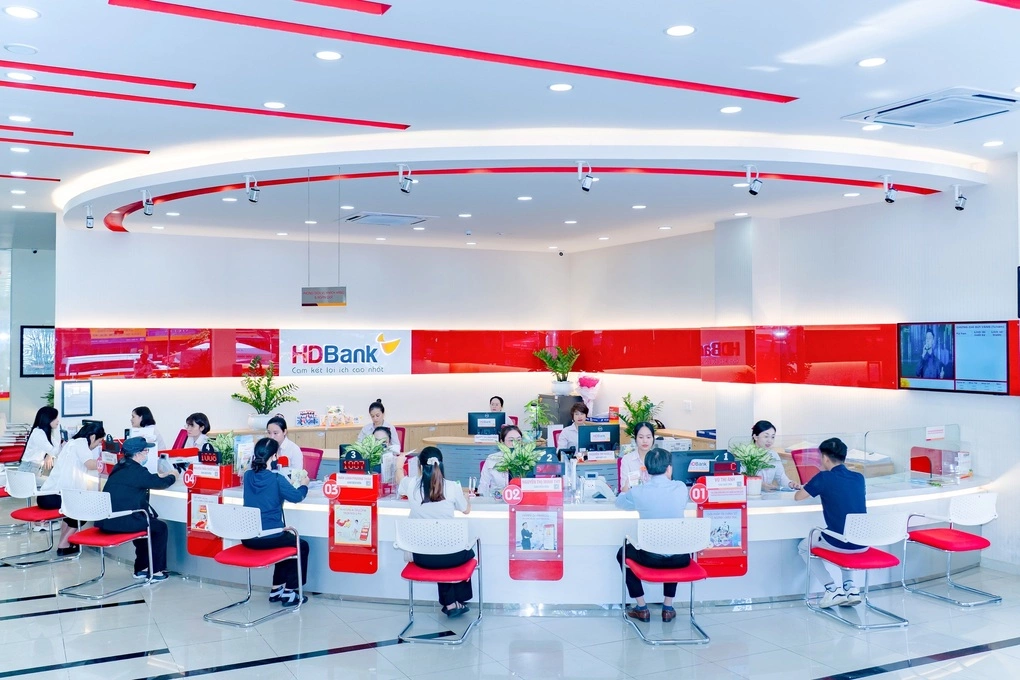 Khách hàng giao dịch tại nhà băng. Ảnh: HDBank