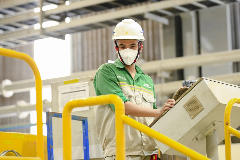 Công nhân làm việc tại nhà máy DURAflex Quảng Trị. Ảnh: Saint-Gobain Việt Nam