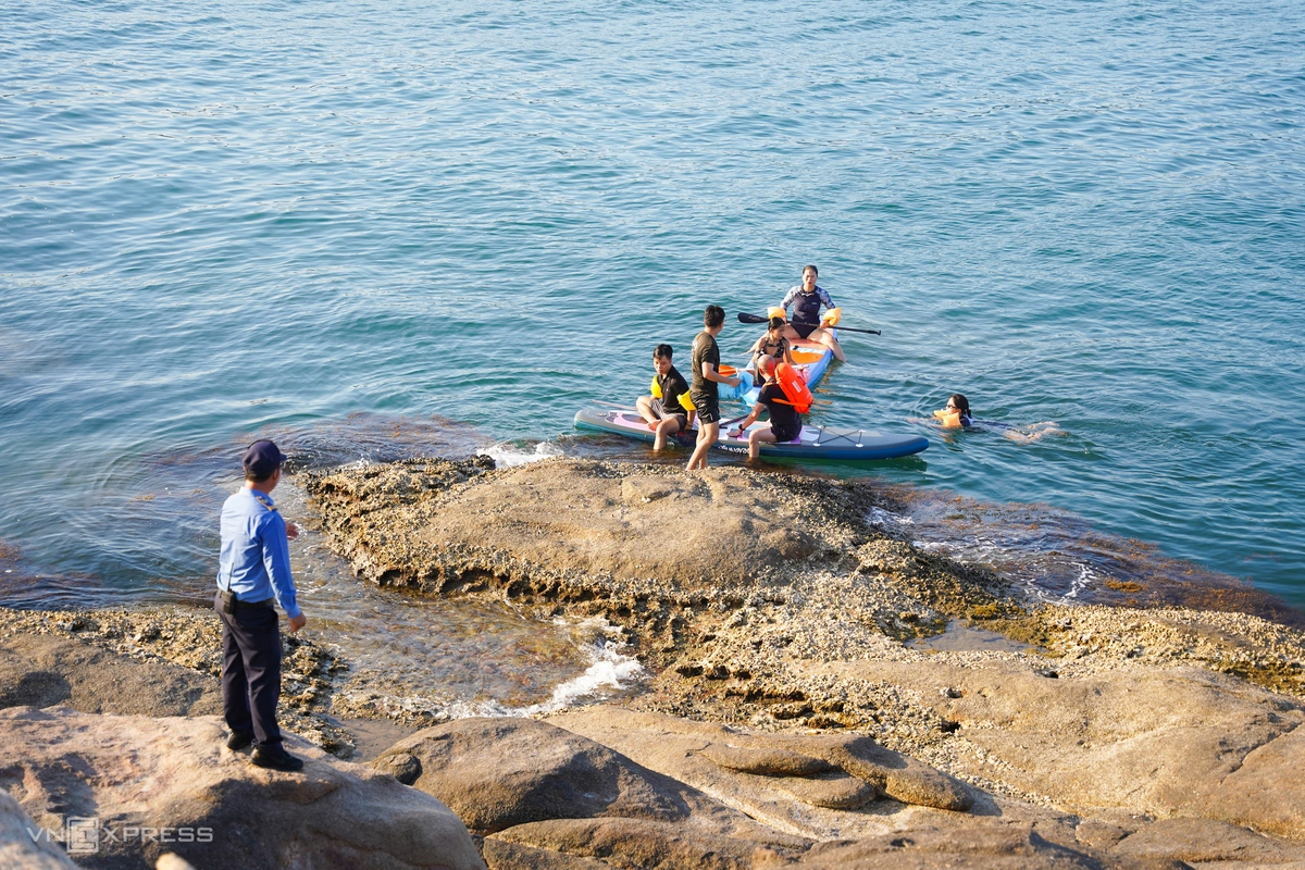 Hồi tháng 6, một số nhóm du khách chèo kayak vào khu vực rạn san hô Hòn Chồng để vui chơi, phải được lực lượng chức năng nhắc nhở rời đi.