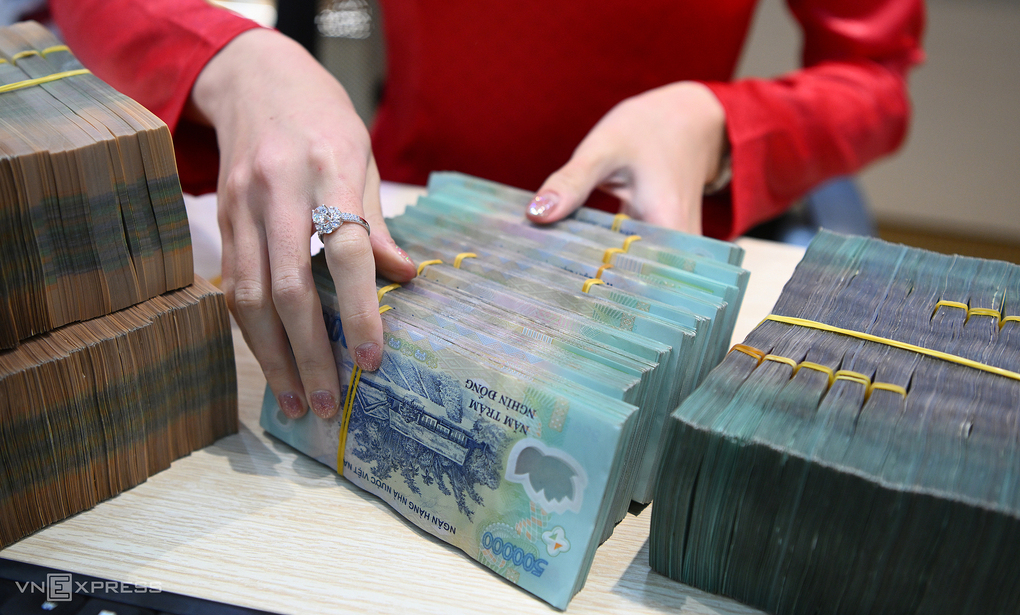 Giao dịch tại Ngân hàng Seabank Ảnh: Giang Huy