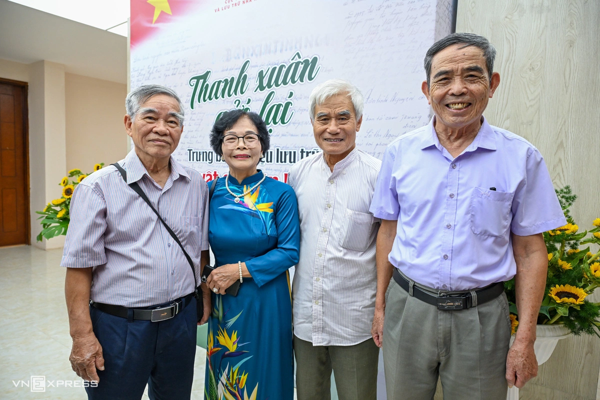 Trưng bày cũng là dịp để các thế hệ cán bộ, thầy cô giáo đi B gặp gỡ lại đồng đội, đồng nghiệp năm xưa.