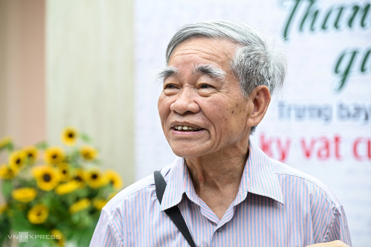 Ông Nguyễn Xuân Trung đến triển lãm để nhìn lại những kỷ vật thời trẻ, từ giấy chuyển đi đến quyết định kết nạp Đảng. Ông đi B năm 1974 khi vừa tốt nghiệp Đại học Sư phạm 1 Hà Nội, vừa dạy học vừa làm nhiệm vụ ở khắp vùng Đông Hà, Triệu Phong của tỉnh Quảng Trị. Năm 1979, ông trở lại miền Bắc và tiếp tục công tác trong ngành giáo dục.