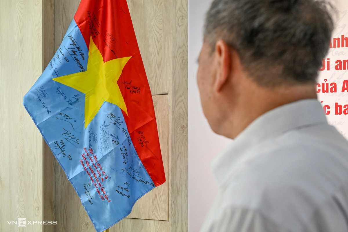 Ông Quách Đình Sơn lặng ngắm lá cờ của Mặt trận dân tộc giải phóng miền Nam Việt Nam có chữ ký lưu niệm của các thế hệ cán bộ đi B. Ông cũng lên đường vào miền Nam năm 1972 khi vừa tốt nghiệp Đại học Dược Hà Nội và làm việc tại xưởng sản xuất dược liệu chi viện cho chiến trường.