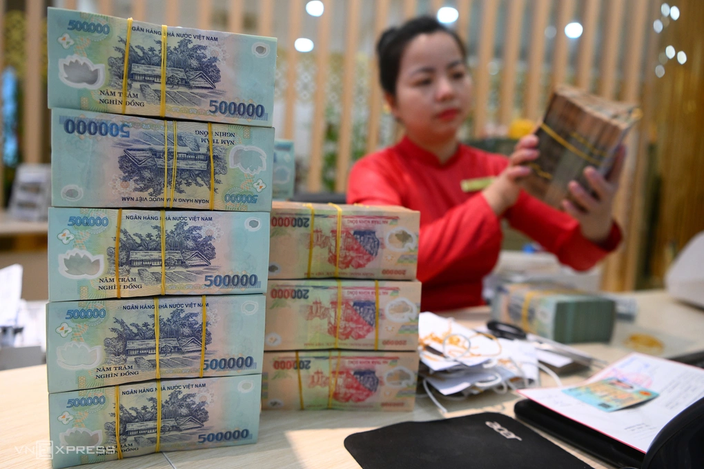 Nhân viên một ngân hàng tại Hà Nội đang đếm tiền. Ảnh: Giang Huy
