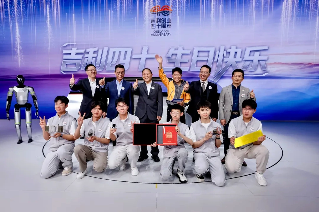 Nhà sáng lập Geely Li Shufu (giữa) tại sự kiện quảng bá chương trình tuyển dụng sớm học sinh trung học. Ảnh: Geely