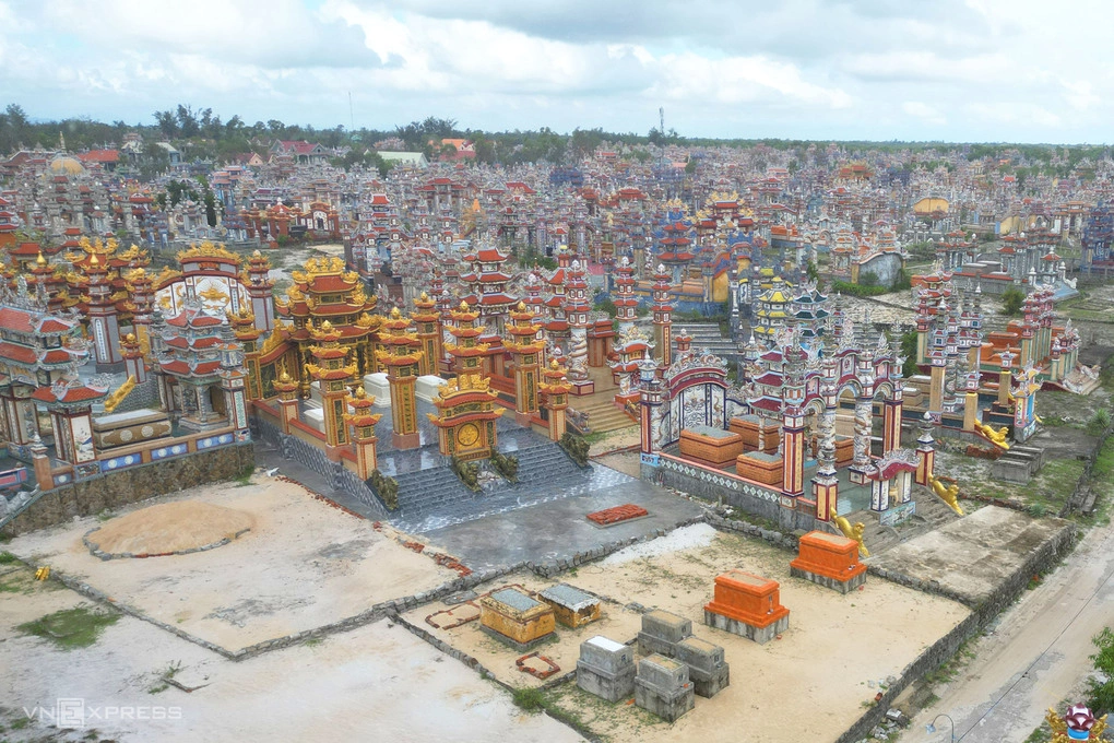 Những ngôi lăng tiền tỷ ở làng An Bằng. Ảnh: Võ Thạnh