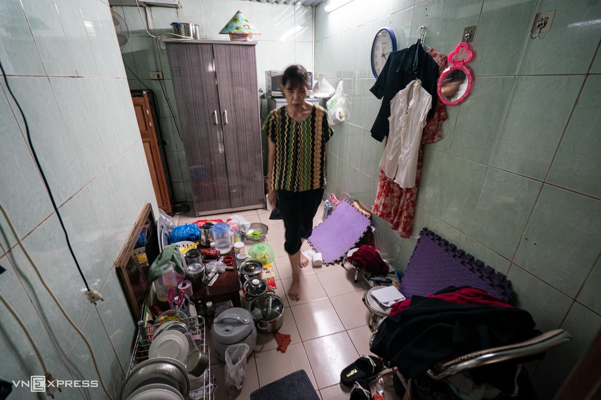 Lớn lên tại khu tập thể Trương Định, bà Nguyễn Thị Oanh, 59 tuổi, nhiều năm sống trong căn hộ rộng 10 m2 cải tạo từ khu bếp cũ của nhà A. Mỗi khi mưa lớn, bà phải đặt sẵn bốn chậu trong nhà để hứng nước dột. Không gian chật hẹp, ẩm thấp, tường và mái xuống cấp khiến căn hộ luôn tiềm ẩn nguy cơ mất an toàn và ảnh hưởng sức khỏe. "Tôi luôn sống trong lo lắng vì khu nhà xuống cấp, nước mưa dột thấm thủng cả mái tôn", bà Oanh nói.
