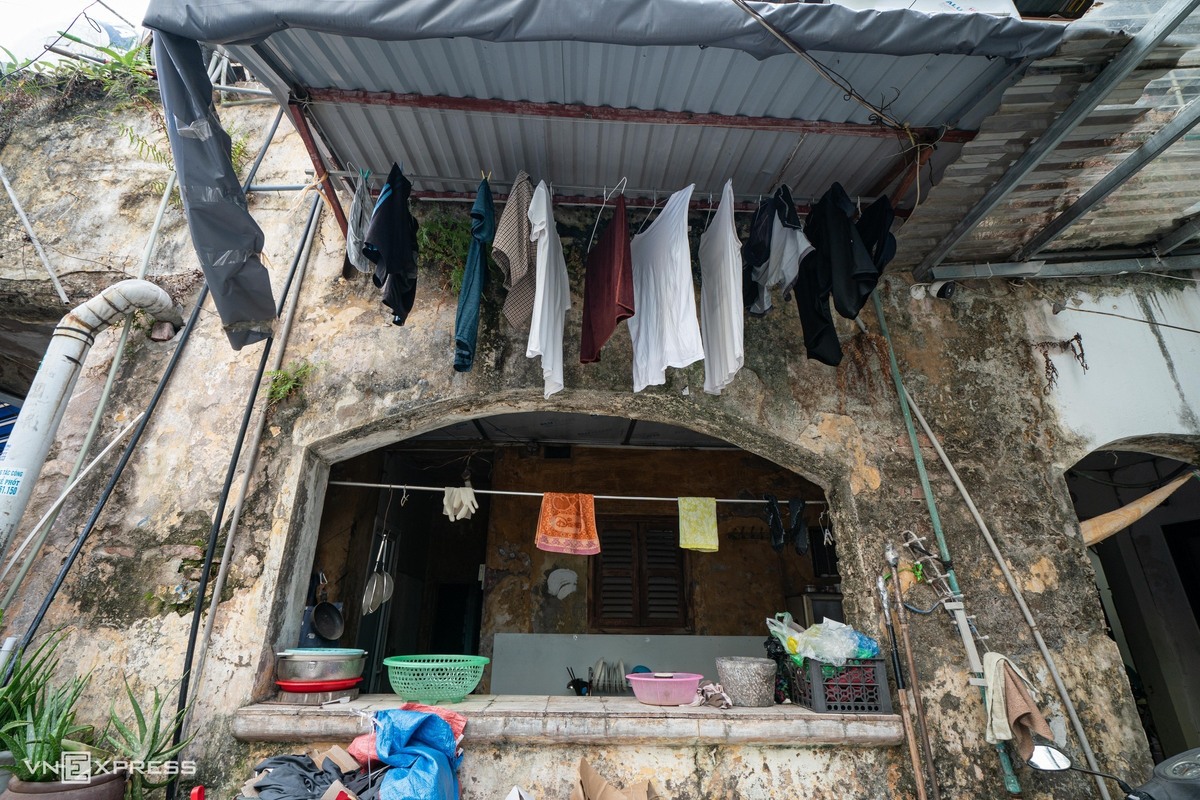 Nhiều căn hộ không có cửa sổ hoặc ban công nên người dân tận dụng lối đi chung để phơi quần áo, khiến các ngõ nhỏ luôn kín dây phơi. Tại tầng hai nhà H4, hệ thống dây điện mắc chằng chịt, tiềm ẩn nguy cơ cháy nổ. Khu tập thể hiện chưa được trang bị hệ thống phòng cháy chữa cháy.