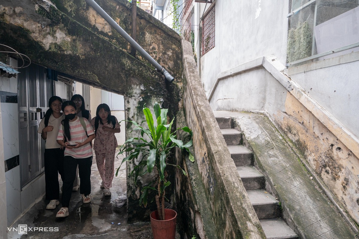 Cầu thang ngoài trời lên tầng 2 bằng bêtông, có lối dắt xe máy. Nhiều đoạn lan can xuống cấp, bậc thang phủ rêu, dễ trơn trượt vào ngày mưa.