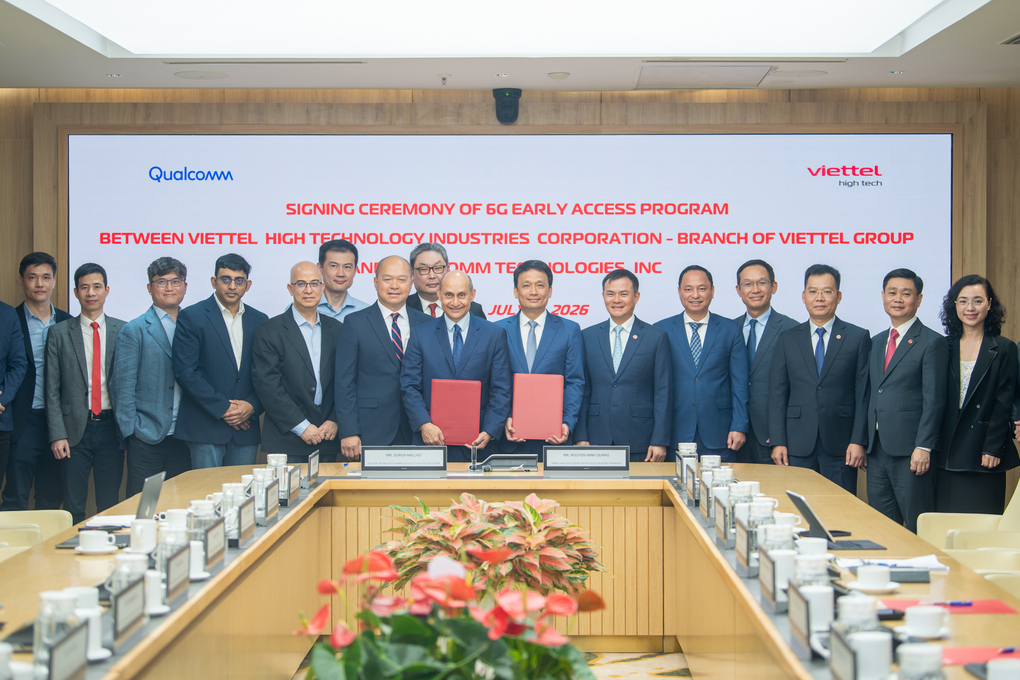Đại diện Viettel và Qualcomm ký kết tham gia chương trình truy cập sớm nền tảng 6G. Ảnh: Mai Lê