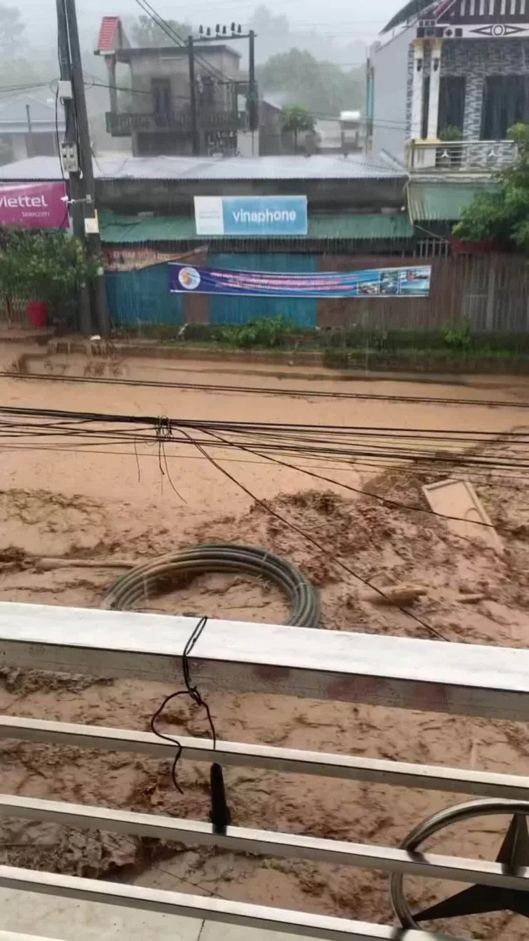 Lũ đổ về quốc lộ 32 như thác