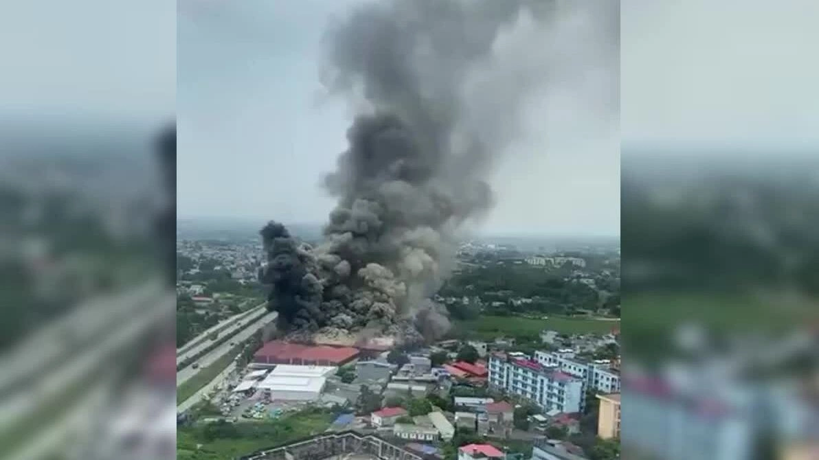 Khói bốc lên từ xưởng kính sáng 24/7. Video: Huy Tuấn