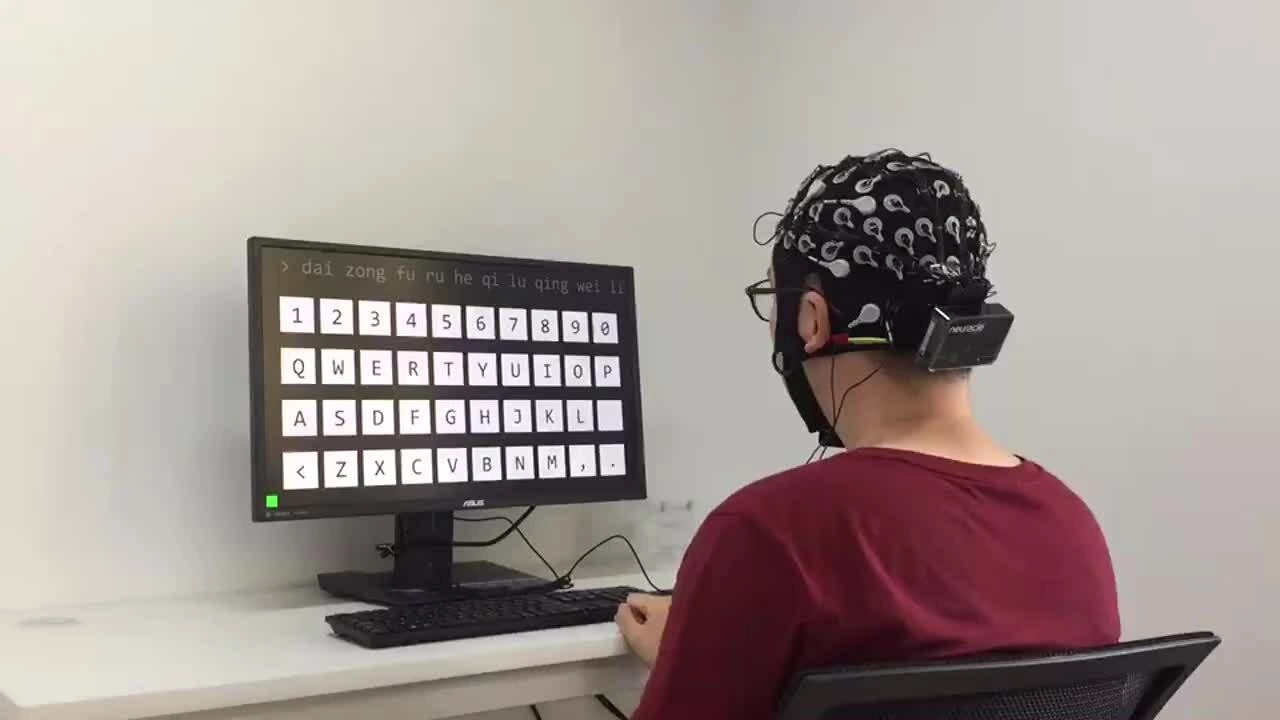 Hệ thống của Neuracle có thể đọc chữ bằng suy nghĩ. Video: Neuracle