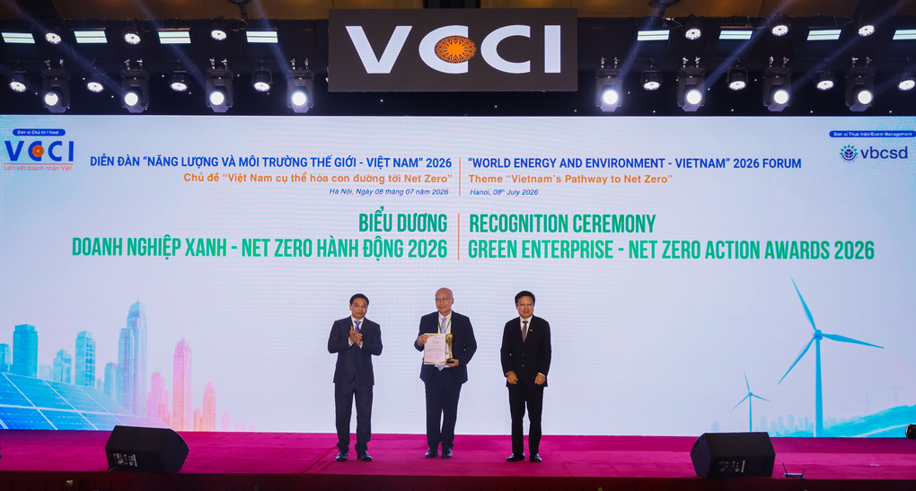 Ông Ngô Minh Hải, Chủ tịch Hội đồng Quản trị Tập đoàn TH đại diện nhận biểu trưng Doanh nghiệp xanh – Net Zero hành động do Phó Thủ tướng Chính phủ Nguyễn Văn Thắng trao tại sự kiện.