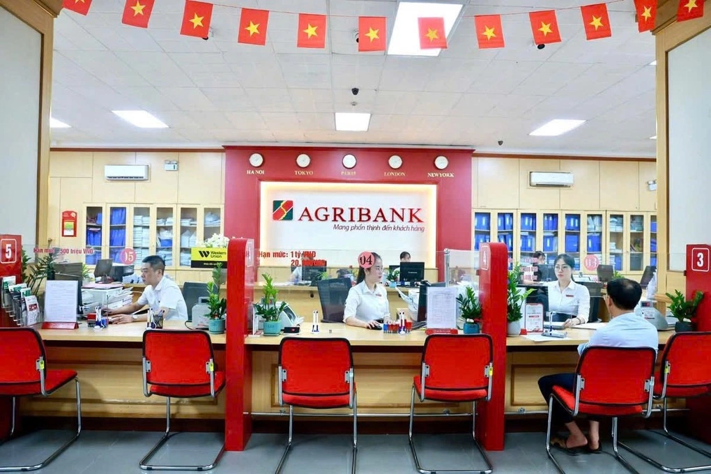 Nhân viên giao dịch Agribank hỗ trợ dịch vụ cho khách hàng. Ảnh: Agribank