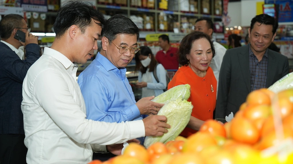 Ông Nguyễn Văn Dũng - Phó Chủ tịch HĐND TP HCM khảo sát sản phẩm Tick xanh trách nhiệm tại hệ thống siêu thị ở TP HCM. Ảnh: Thi Hà