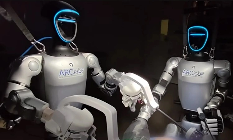 Robot hình người điều khiển từ xa tiến hành phẫu thuật trên động vật có vú lớn không phải linh trưởng. Video: UCSD