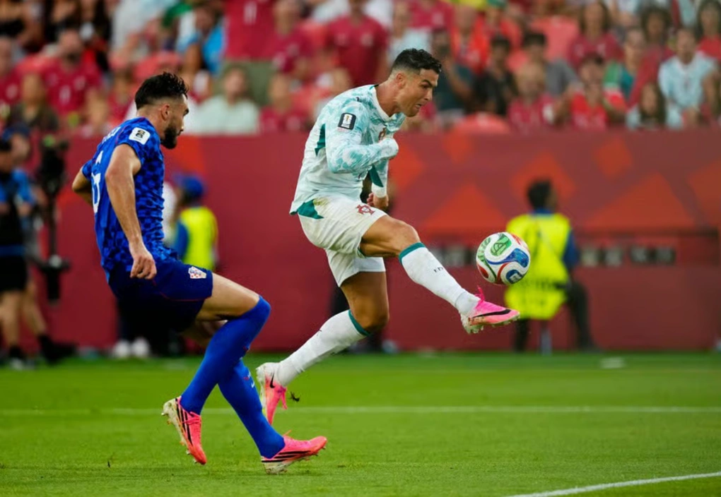 Cristiano Ronaldo tâng bóng vào lưới nhưng không được công nhận, trong trận Bồ Đào Nha thắng Croatia 2-1 ở vòng 1/16 World Cup 2026 tại BMO Field, Toronto, Canada ngày 2/7/2026. Ảnh: Reuters