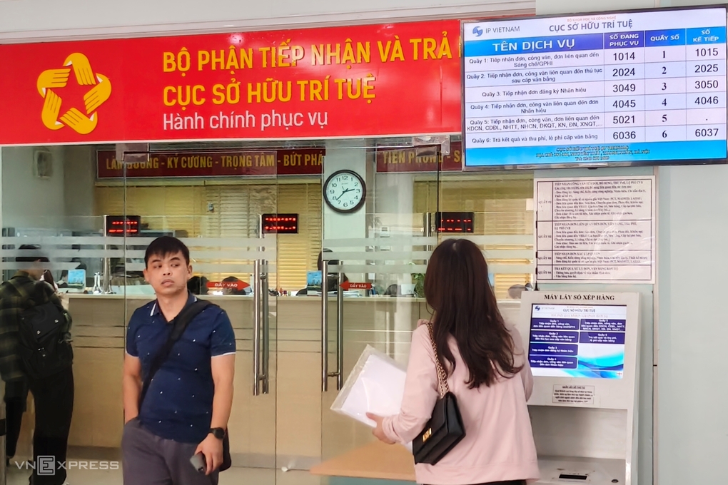 Người dân đi đăng ký sở hữu trí tuệ. Ảnh: Trọng Đạt