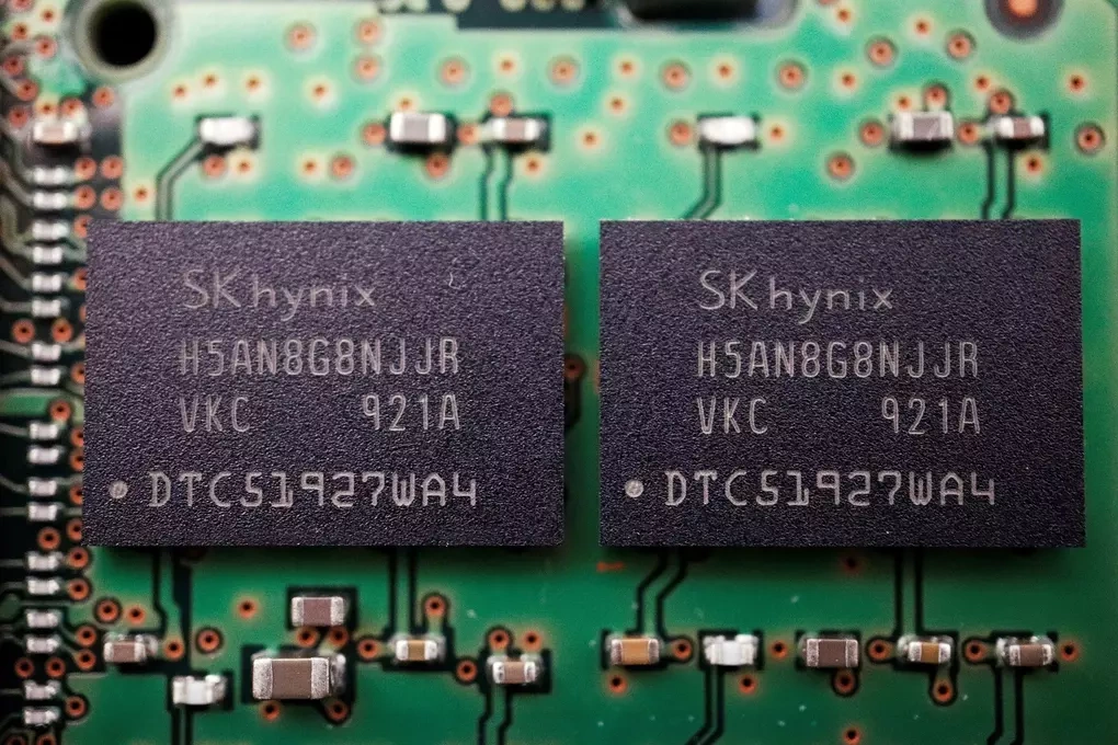 Chip nhớ của SK Hynix trên một bo mạch máy tính. Ảnh:Reuters