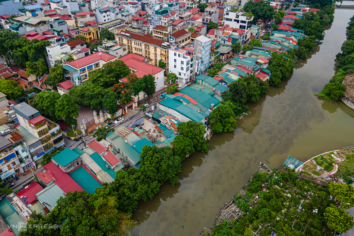 Cùng với quá trình đô thị hóa, các mảng xanh ven sông dần nhường chỗ cho nhà cửa. Dọc hai bờ sông Nhuệ trên đường Thanh Bình, phường Hà Đông, nhà cửa mọc san sát, lấn chiếm hành lang bảo vệ sông. Nhiều đoạn lòng sông bị bồi lắng, dòng chảy thu hẹp, làm gia tăng áp lực tiêu thoát nước và ô nhiễm môi trường.