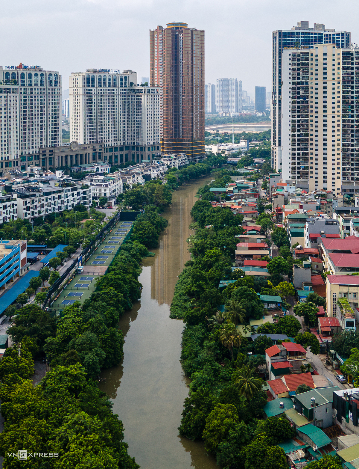 Nhiều đoạn sông Nhuệ qua các phường Đông Ngạc, Thụy Phương, Xuân Phương, Trung Văn và Hà Đông bị ô nhiễm, nước đục, rác và bèo nổi dày đặc. Hai bên bờ cỏ dại mọc um tùm; nhiều vị trí bị bồi lắng, lấn chiếm, khiến lòng sông thu hẹp, dòng chảy suy giảm.