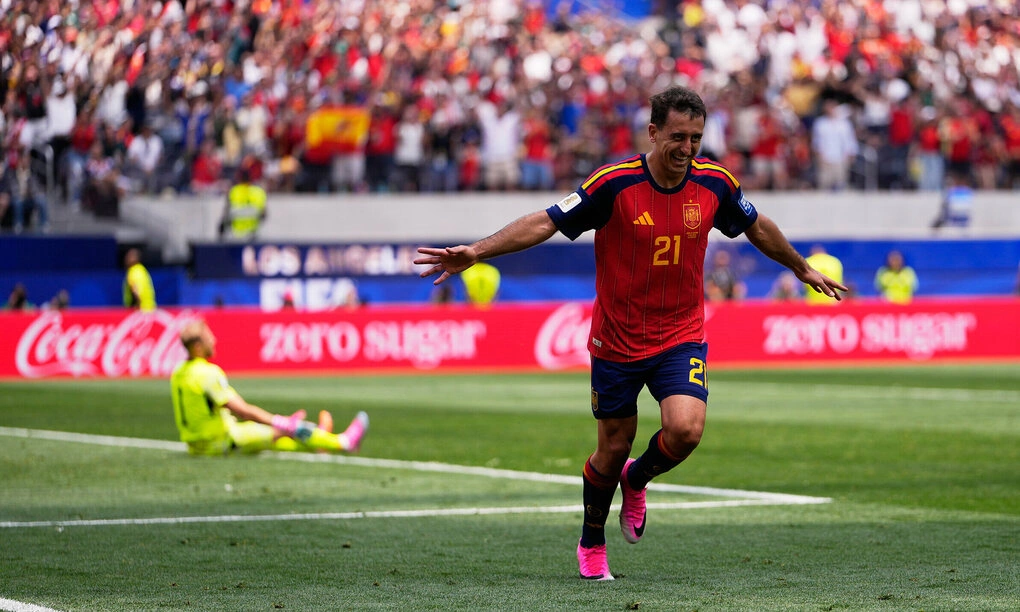 Mikel Oyarzabal mừng bàn nâng tỷ số lên 3-0 cho Tây Ban Nha trong trận thắng Áo ở vòng 1/16 World Cup 2026 tại Inglewood, gần Los Angeles, ngày 2/7. Ảnh: AP